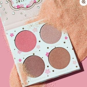 Beauty bakerie Cotton Candy Champagne Blush
Palette